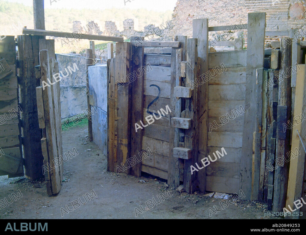 PUERTA DE TORILES DE LA PLAZA DE TOROS HECHA CON TABLONES DE MADERA EN EL INTERIOR DEL CASTILLO.