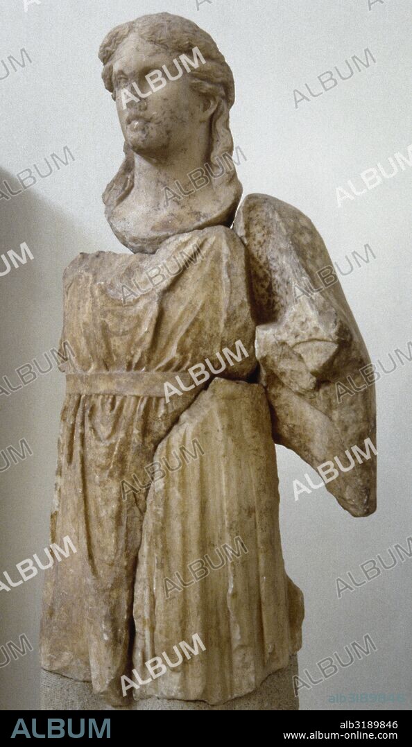 ESTATUA DE DIONISOS. Supuestamente situada en el frontón oeste del Templo de Apolo, atribuída al escultor ateniense ANDROSTHENES. Datada en el 330 a. C. Museo Arqueológico de Delfos. Grecia.