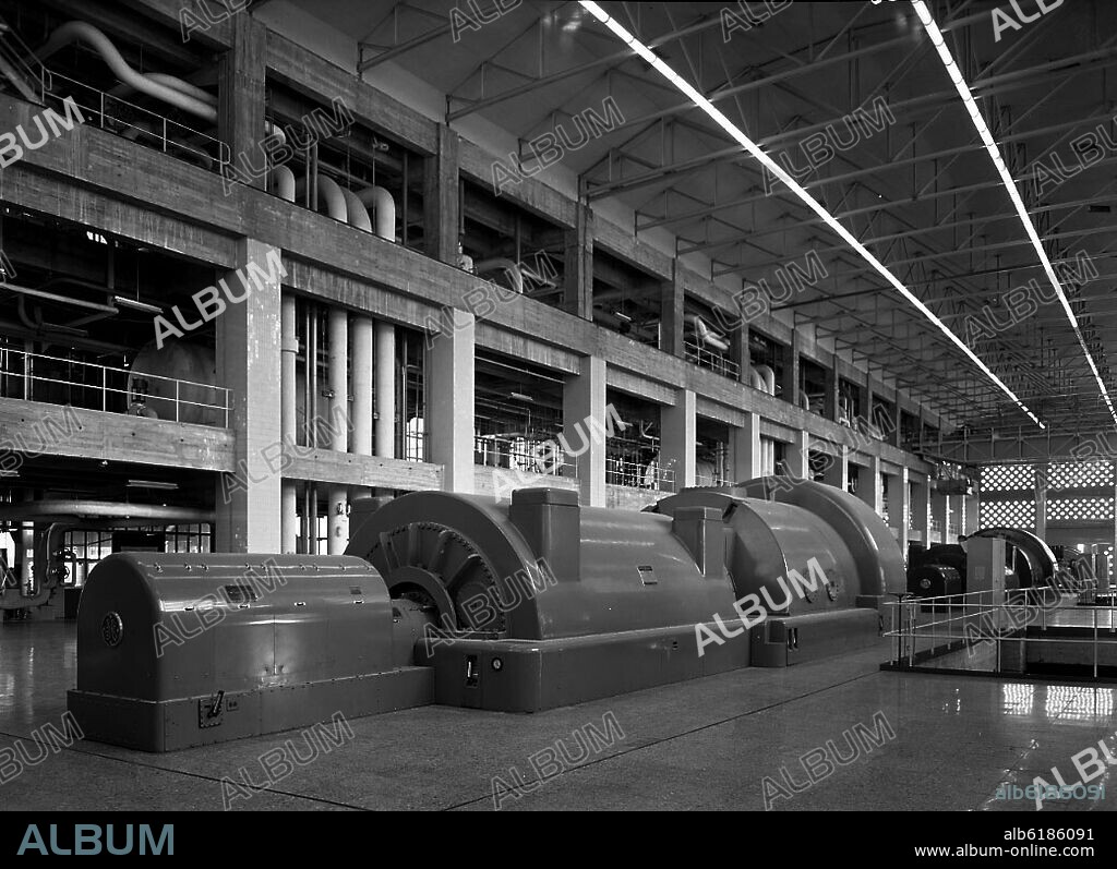 INTERIOR DE LA CENTRAL TERMICA CRISTOBAL COLON - FOTOGRAFIA EN BLANCO Y NEGRO - AÑOS 50.