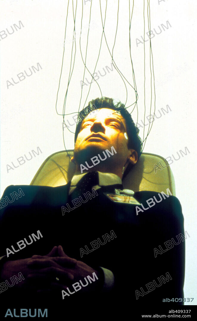 JEREMY NORTHAM in CYPHER, 2002, directed by VINCENZO NATALI. Copyright PANDORA CINEMA/GAYLORD FILMS/HEADSPACE.
