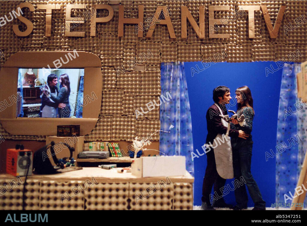 CHARLOTTE GAINSBOURG et GAEL GARCIA BERNAL dans LA SCIENCE DES RÊVES, 2006, réalisé par MICHEL GONDRY. Copyright PATIZAN/SOCIETE DES ETABLISSEMENTS L. GAUMONT/FRANCE 3 CINEM.