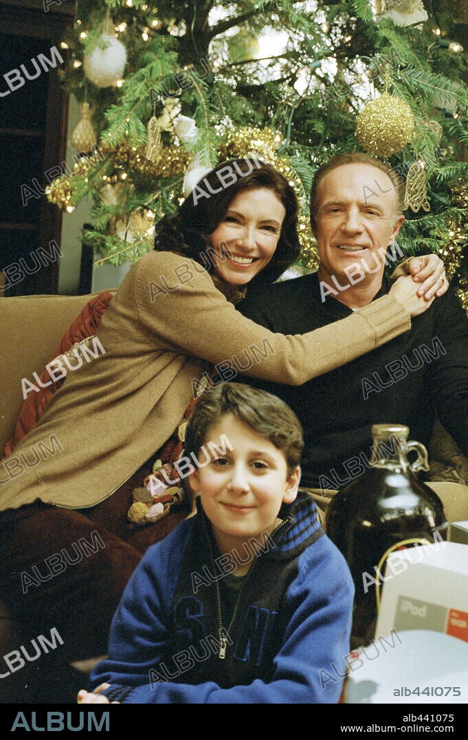 DANIEL TAY, JAMES CAAN and MARY STEENBURGEN in ELF, 2003, directed by JON FAVREAU. Copyright NEW LINE PRODUCTIONS / MARKFIELD, ALAN.