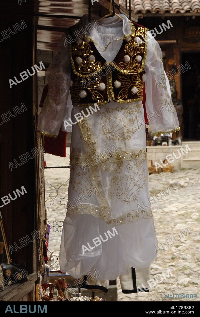 Venta de VESTIDOS TRADICIONALES. Bazar de Kruja. República de Albania.