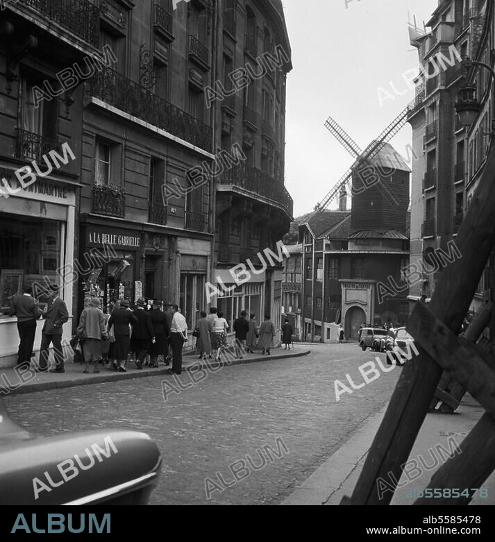 Paris (France), Rue Lepic (Montmartre). Street scene; in the background the Moulin Radet. Photo, 1947. From a series: "Rues Montmartre".