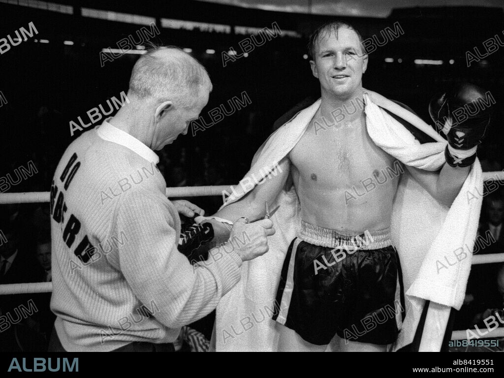Göteborg 1965-08-14 - Boxningsgala på Nya Ullevi med bl.a. Bosse Högberg och Bosse Pettersson - Cassius Clay ( Muhammad Ali ) och Ingemar Johansson visar upp sig. Här efter Bosse Högbergs seger - hans tränare heter Henry Hallberg - *** Local Caption *** GT. KAMERAREPORTAGE.