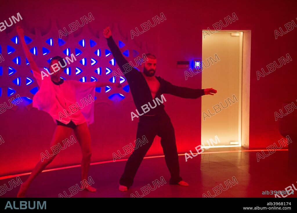 OSCAR ISAAC y SONOYA MIZUNO en EX MACHINA, 2015, dirigida por ALEX GARLAND. Copyright DNA FILMS.
