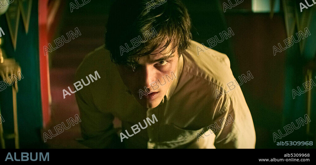 JACOB ELORDI in THE MORTUARY - JEDER TOD HAT EINE GESCHICHTE, 2019 (THE MORTUARY COLLECTION), unter der Regie von RYAN SPINDELL. Copyright Trapdoor Pictures.
