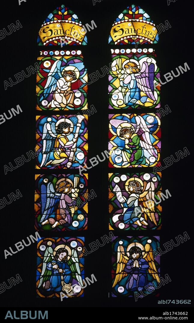 ARTE S. XIX. MODERNISMO. ESPAÑA. ROSETON SANCTUS. Vidriera emplomada con grisalla y amarillo de plata. Procede de las capillas de la Cripta de la Sagrada Familia. El dibujo y diseño fue realizado por Antoni GAUDI y la vidriera es atribuida a Eudald AMIGO. Se representa a unos ANGELES o QUERUBINES. Museo del Templo Expiatorio de la Sagrada Familia. Barcelona. Cataluña.
