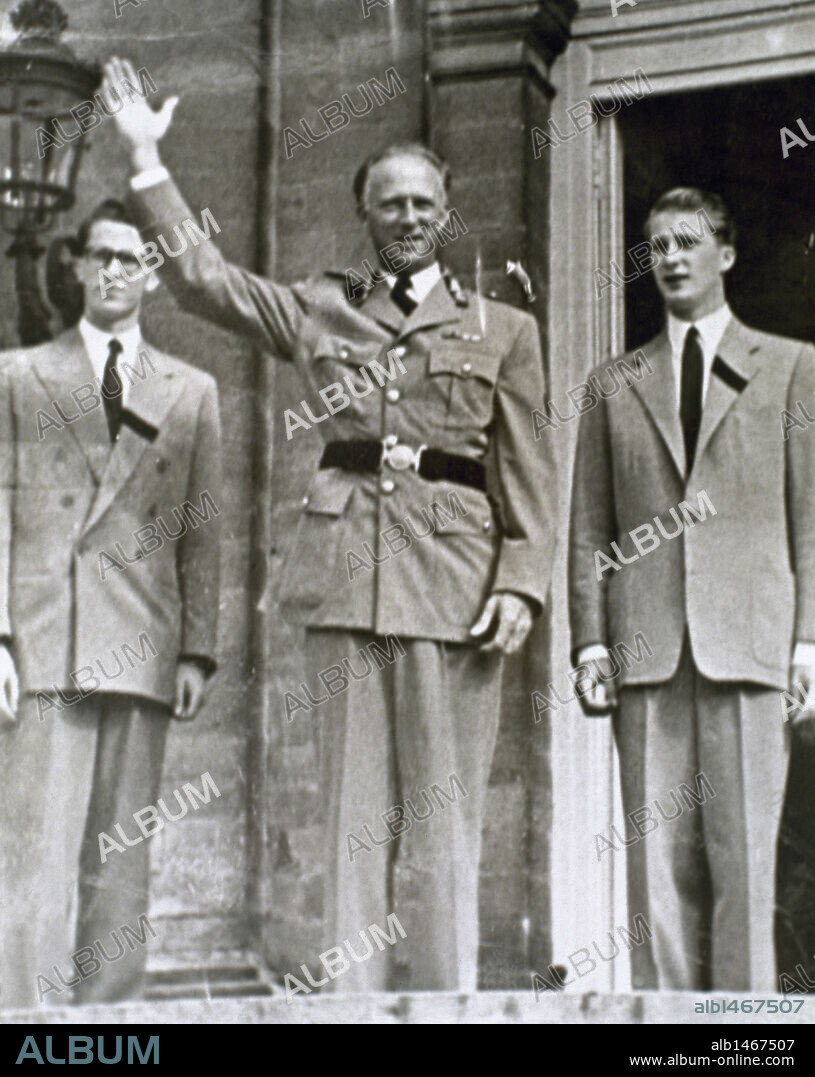 LEOPOLDO III (1901-1983), rodeado de sus hijos los príncipes BALDUINO y ALBERTO, saludando a la gente que estaba alrededor del palacio el dia de su retorno a Bélgica.