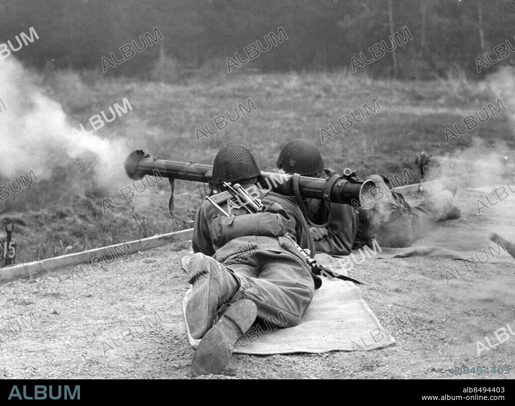 Rosersberg 1958-05-28. Granatkastare avfyras vid fältövning av två soldater vid skjutskolan på Rosersberg. Foto: Herman Ronninger / SvD / TT / kod 12014.