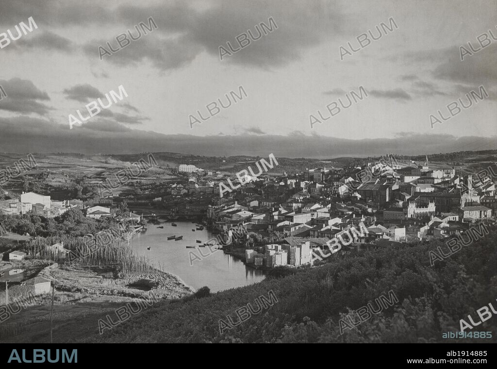 España. Vista panorámica de Betanzos (Coruña). Ria de Aspe. Años 1950.