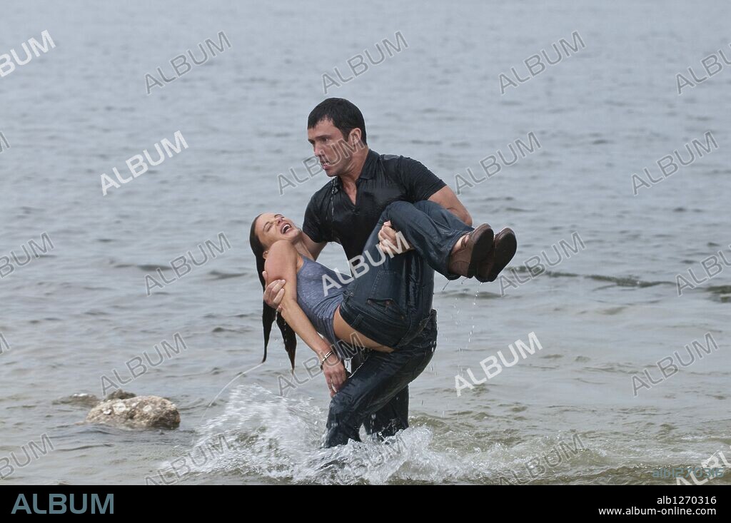GABRIELLE ANWAR und JEFFREY DONOVAN in BURN NOTICE-TV, 2007, unter der Regie von TIM MATHESON. Copyright FOX TELEVISION STUDIOS/FUSE ENTERTAINMENT.