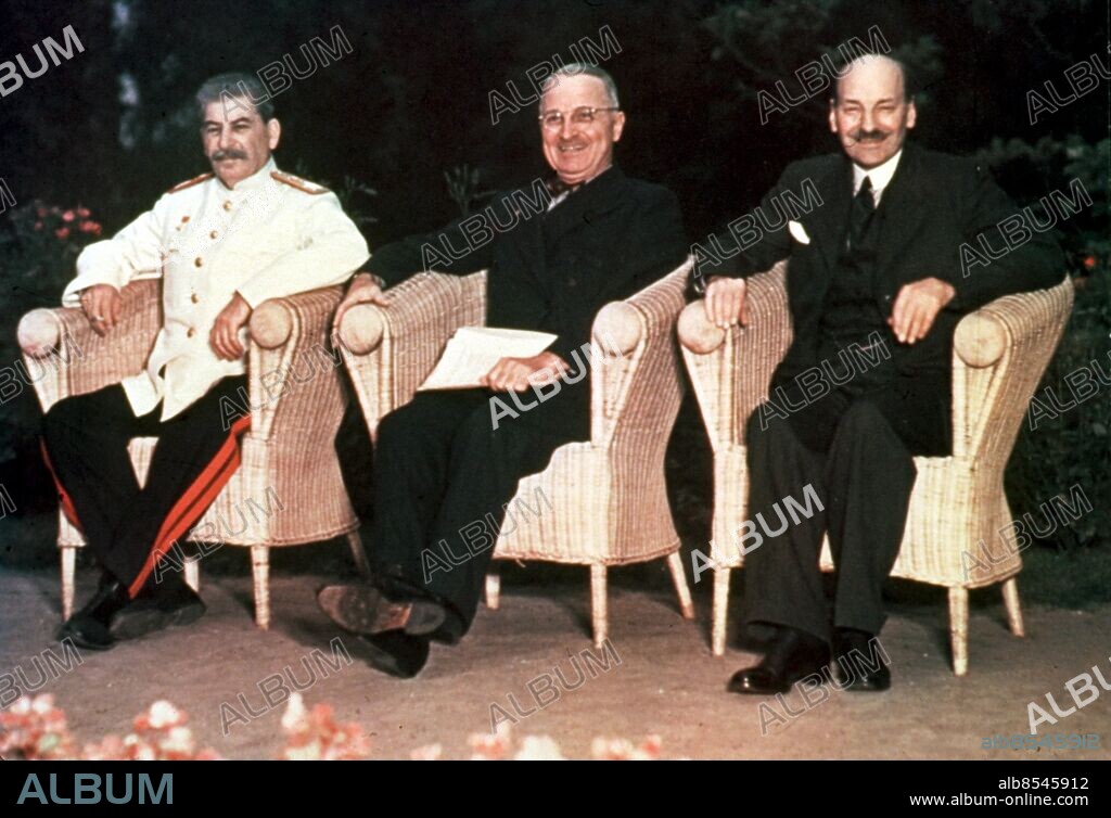©SCANPIX SWEDEN, 1945.. Andra världskriget - Potsdamkonferensen.. Här ser vi uppradade i rottingfåtöljer (fr.v.) Stalin, Truman och Attlee i Potsdam. Foto: Scanpix. Code: 20360.
