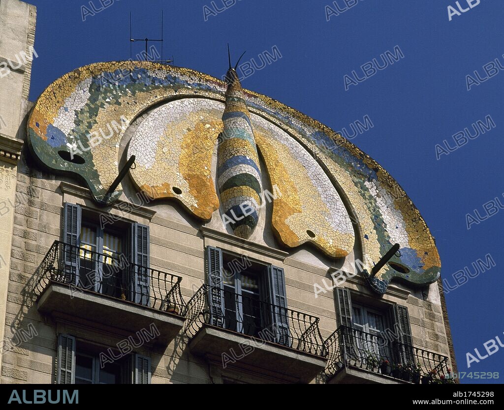 ARTE S. XX. MODERNISMO. ESPAÑA. GRANER I PRAT, Josep. Arquitecto catalán. "CASA DE LA MARIPOSA" (1912). Casa de viviendas que destaca por su gran cromatismo en la fachada, ubicada en la calle Llançà, 20. Detalle de la gran MARIPOSA realizada en mosaico que corona la fachada. BARCELONA. Cataluña.