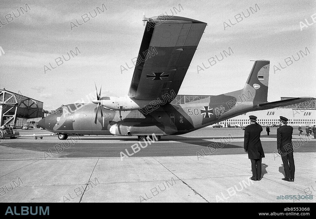 STOCKHOLM 1975-04-29. Stoftet efter Heinz Hillegaart Västtysklands handelsattaché som mördades under ambassadockupationen av den Västtyska terrorgruppen kommando Holger Meins återförs till Västtyskland med västtyska flygvapnets lastflygplan från Bromma flygplats.. Foto: Bertil Ericson TT Historical / Kod:1902.