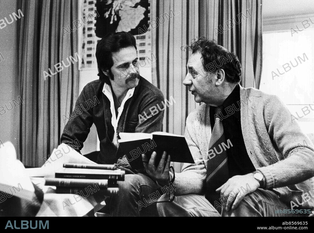 GÖTEBORG 1979-12-08.. Ola Lindgren och Rune Turesson - och en hög böcker om Gustaf Fröding. Ola Lindgren regisserar Gottfried Grafströms Fröding-pjäs Sjung vackert om kärlek, där Turesson spekar huvudrollen. *** Local Caption *** GP Foto: Gillis Supkiewicz / Kamerareportage / TT / Kod: 2524.