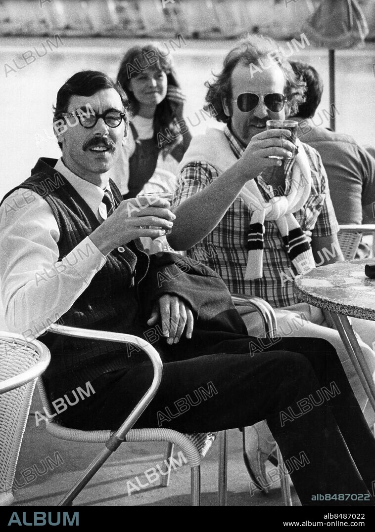 ARKIV SAN AGUSTIN 19800211. Inspelning av filmen "Sällskapsresan" i San Agustin på Gran Canaria. Regissören och huvudrollsinnehavaren Lasse Åberg skålar tillsammans med Jon Skolmen som har en annan av de större rollerna. Foto: Gunnar Lantz / SvD / SCANPIX / Kod: 11014.