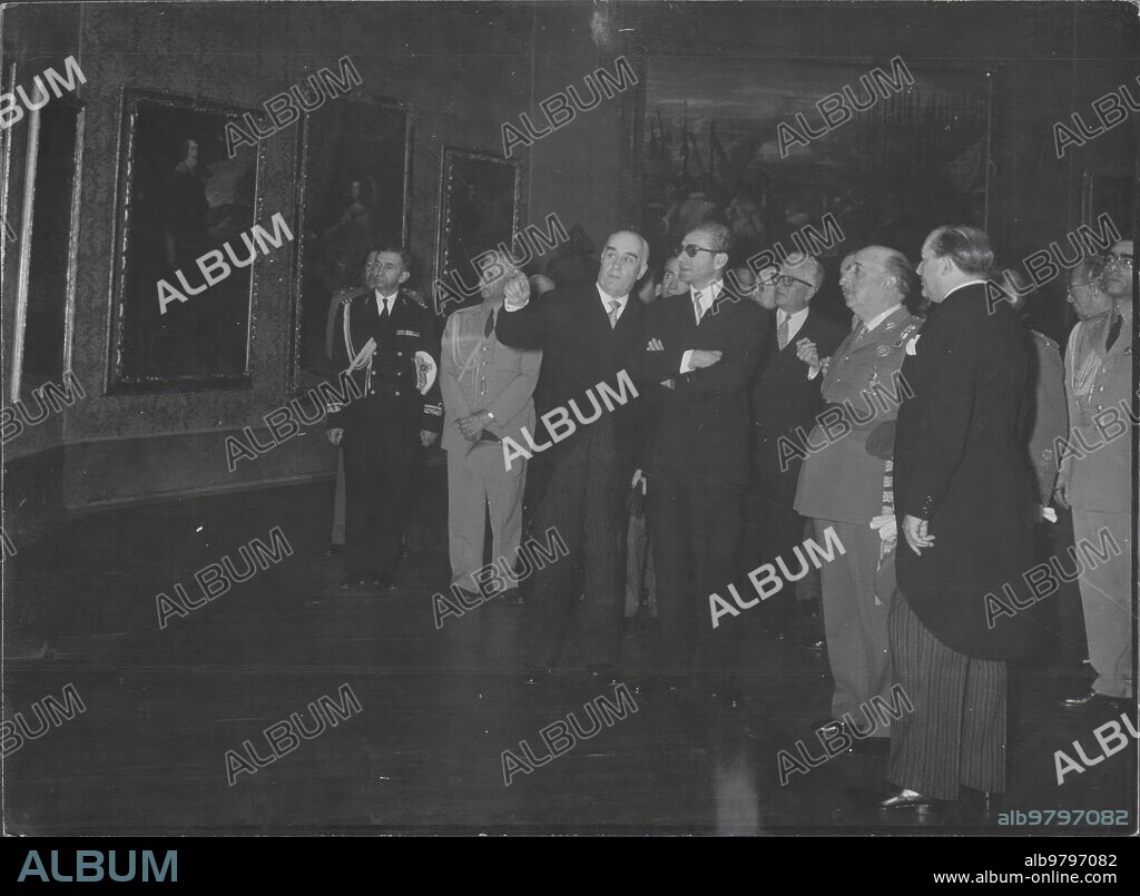 25 mayo 1957. Los Soberanos del Irán, en España. La fotografía Recoge un momento de la visita Realizada al museo nacional del prado por el soberano persa y el jefe del estado Español, Acompañados por el ministro de Ducación Nacional, Sr. Rubio y Otras Altas Personalidades.