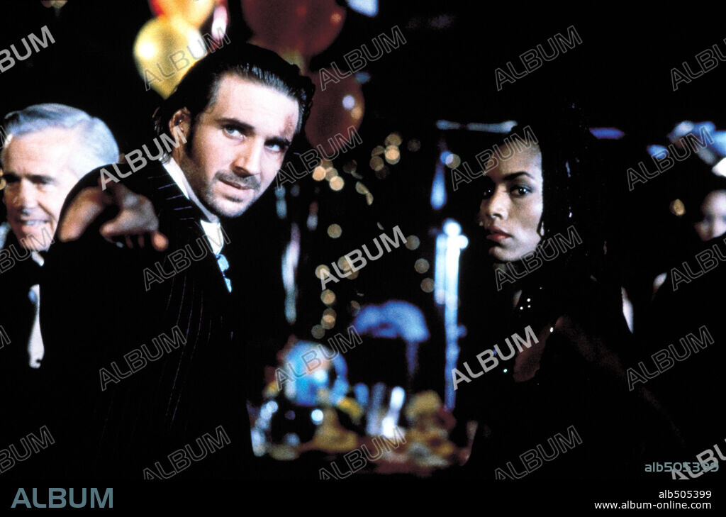 ANGELA BASSETT and RALPH FIENNES in STRANGE DAYS, 1995, directed by KATHERINE BIGELOW. Copyright 20TH CENTURY FOX.