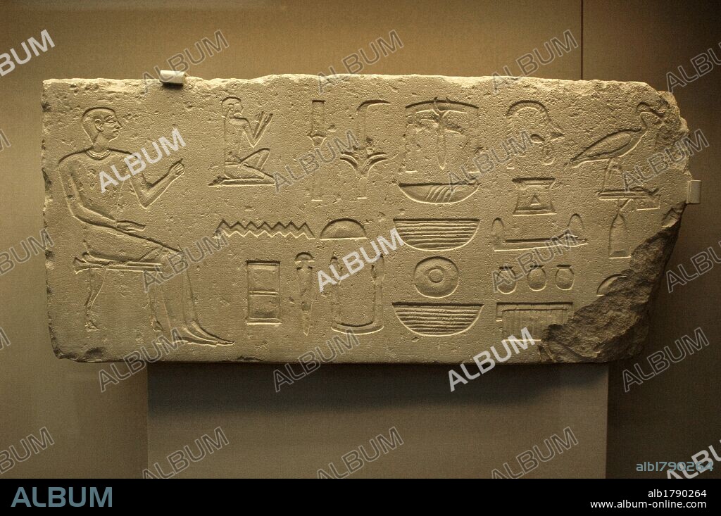 ESCRITURA JEROGLIFICA en una LOSA FUNERARIA en piedra caliza de la tumba de KAITEP. Fechada hacia el año 2300 a. C. V-VI Dinastía. Imperio Anriguo o Dinástico Antiguo. Posiblemente procede de Giza. Museo Británico. Londres. Inglaterra. Reino Unido.
