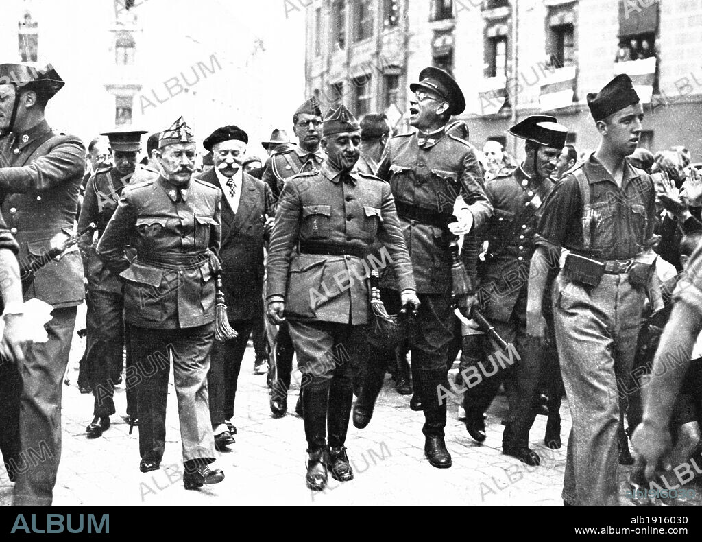 Guerra civil española (1936-1939). Burgos. El general Francisco Franco entre los generales Cavalcanti y Mola dirigiéndose a Capitanía. Agosto de 1936.