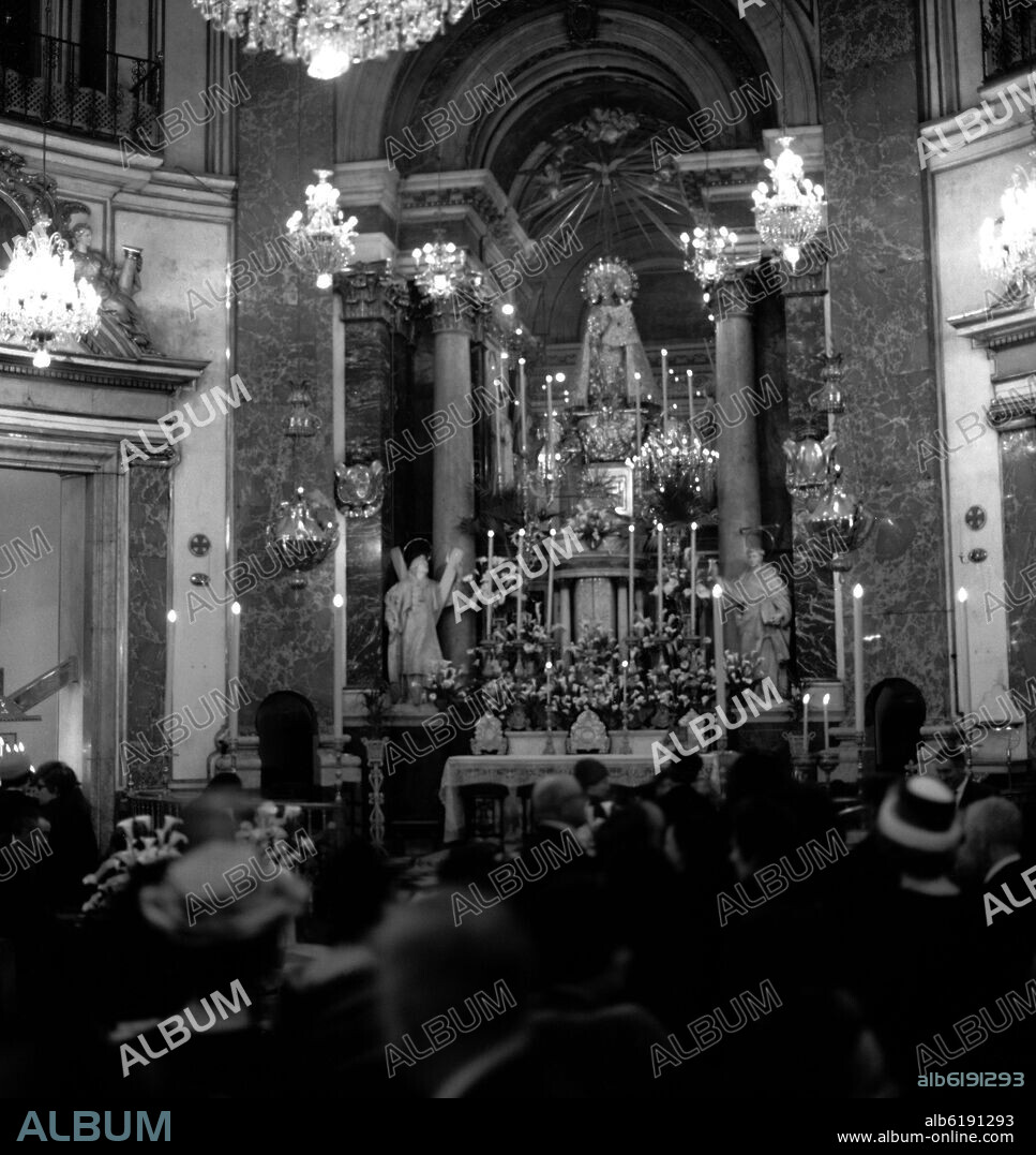 ALTAR MAYOR DE LA BASILICA DE NUESTRA SEÑORA DE LOS DESAMPARADOS CON LA IMAGEN DE LA VIRGEN - FOTOGRAFIA EN BLANCO Y NEGRO - AÑOS 60.
