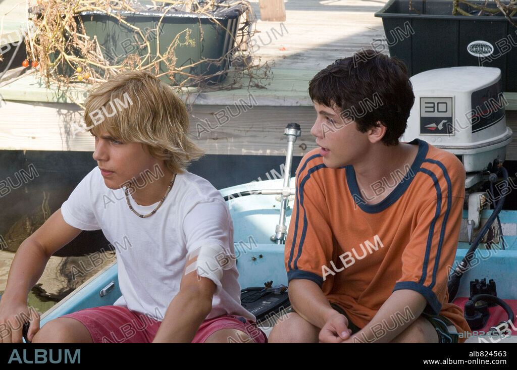 CODY LINLEY and LOGAN LERMAN in HOOT, 2006, directed by WIL SHRINER. Copyright NEW LINE PRODUCTIONS / WATSON, GLEN.
