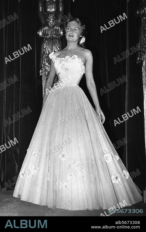 Carroll, Madeleine Brit. stage and film actress (1906-1987). - Madelaine Carroll trying on a ball gown at Chanel in Paris.- Photo, 30th. 6.1938.