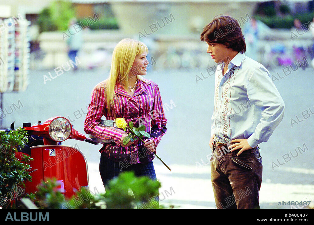 HILARY DUFF y YANI GELLMAN en LIZZIE SUPERSTAR, 2003 (THE LIZZIE MCGUIRE MOVIE), dirigida por JIM FALL. Copyright TEEN LIFE PRODUCTIONS/WALT DISNEY PICTURES.