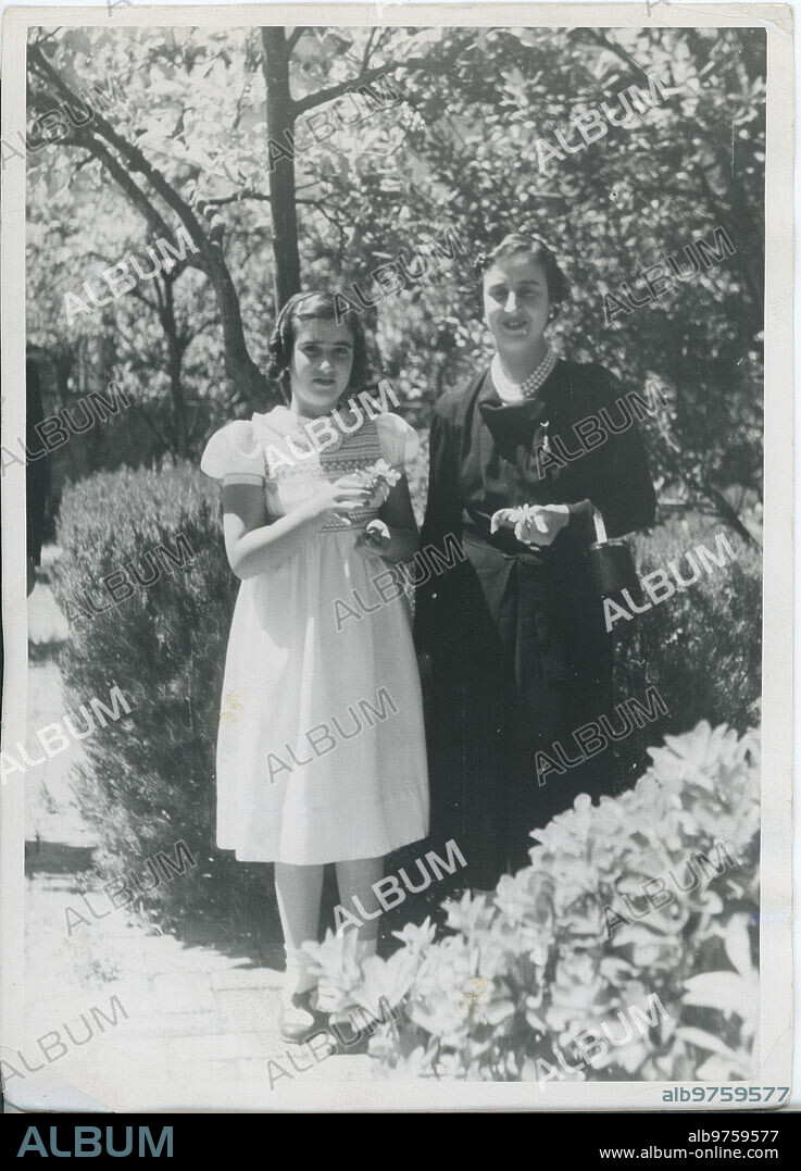 Seville, 1940 (CA.). Carmen Polo de Franco and her daughter Carmen Franco, walk through the avenues of the Acázar gardens.
