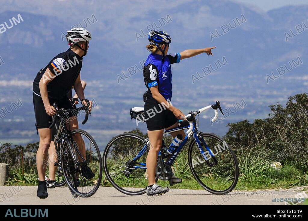 ciclistas en el Puig de Randa, cerro con una altura de 543 metros, Algaida, mallorca, islas baleares, españa, europa.