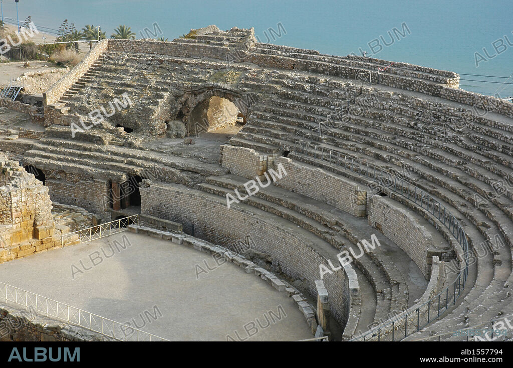 ARTE ROMANO. ESPAÑA. ANFITEATRO ROMANO (s. II-III). Construcción de forma elíptica que se encuentra fuera del recinto amurallado de la ciudad, junto a la playa del Miracle. Se hizo en la ladera del cerro que baja hacia el mar para aprovechar la roca natural en la construcción de las gradas del sector NO. TARRAGONA. Cataluña.