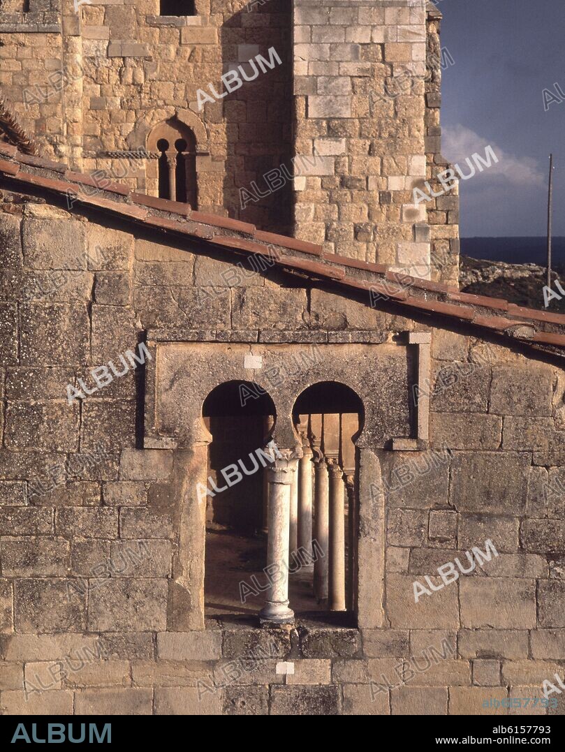 IGLESIA-MURO LATERAL DEL ATRIO CON VENTANA - SIGLO X.