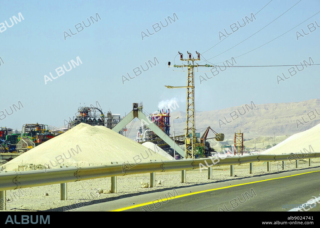 Dead Sea works in Israel are the world's fourth largest producer of potash products and also produces magnesium chloride; industrial salts; de-icers; bath salts; table salt and raw materials for the cosmetic industry.