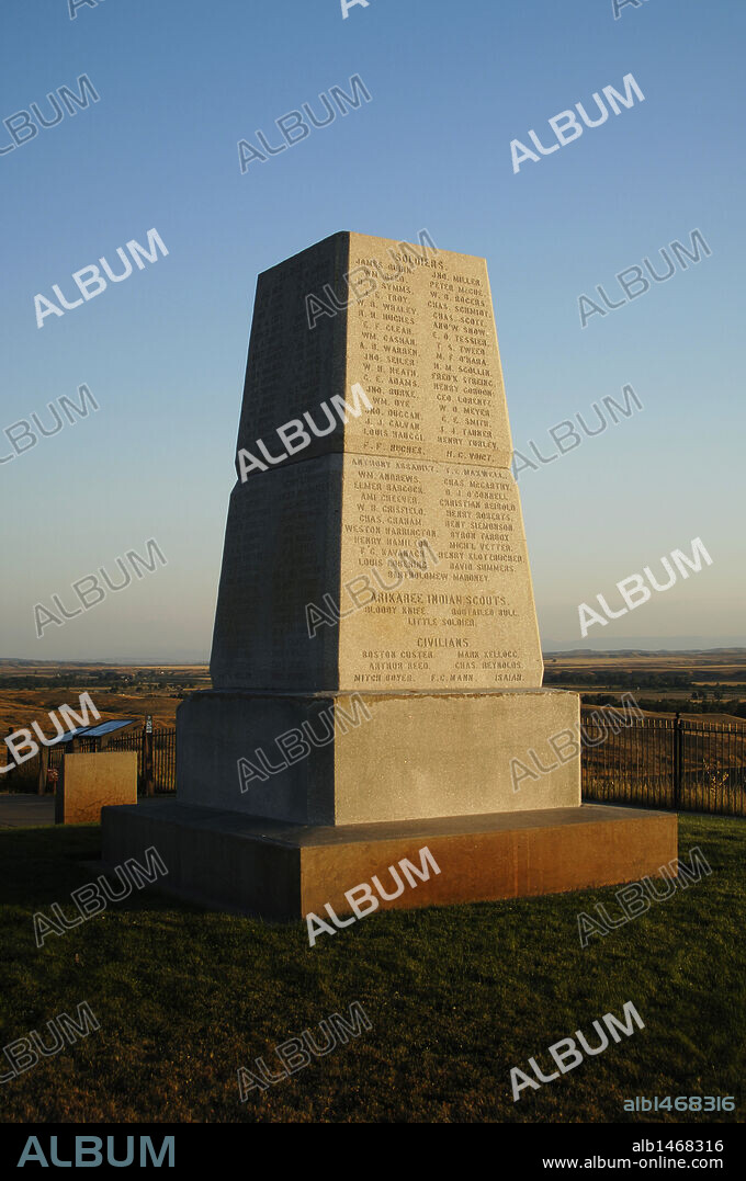 Monumento Nacional del Campo de Batalla de Little Bighorn. Memorial de la batalla de Little Bighorn (25 y 26 de junio de 1876), que enfrentó a las fuerzas combinadas de las tribus lakota, cheyennes y arapajó, que derrotaron a las cinco compañías del 7º Regimiento de Caballería del Ejército de los Estados Unidos bajo el mando de Custer. Obelisco en la cima de la colina. Estado de Montana. Estados Unidos.