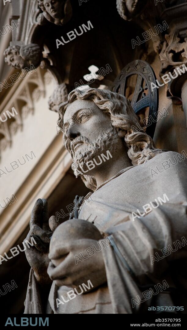 Detalle de la escultura del parteluz del portón de la fachada neogótica de la catedral de Barcelona, Siglo XIX, Barcelona, Cataluña, España.