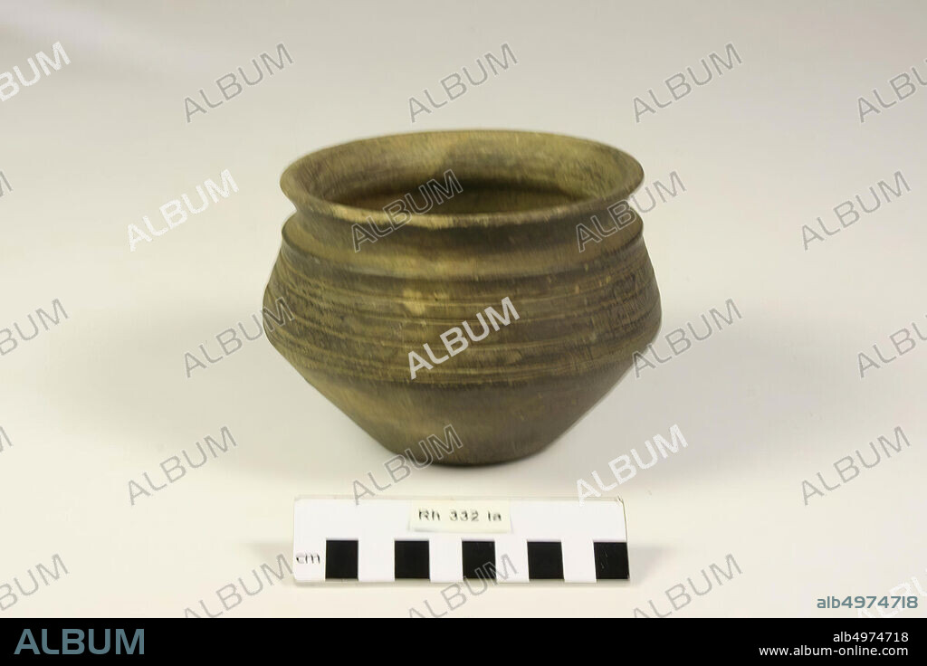 Knikpot with circumferential groove line. A few chips from the belly, kink, pottery (smooth wall) (Frankish), h: 9.5 cm, diam: 12 cm, vmeb 525-675, Netherlands, Utrecht, Rhenen, Rhenen, grave 332.
