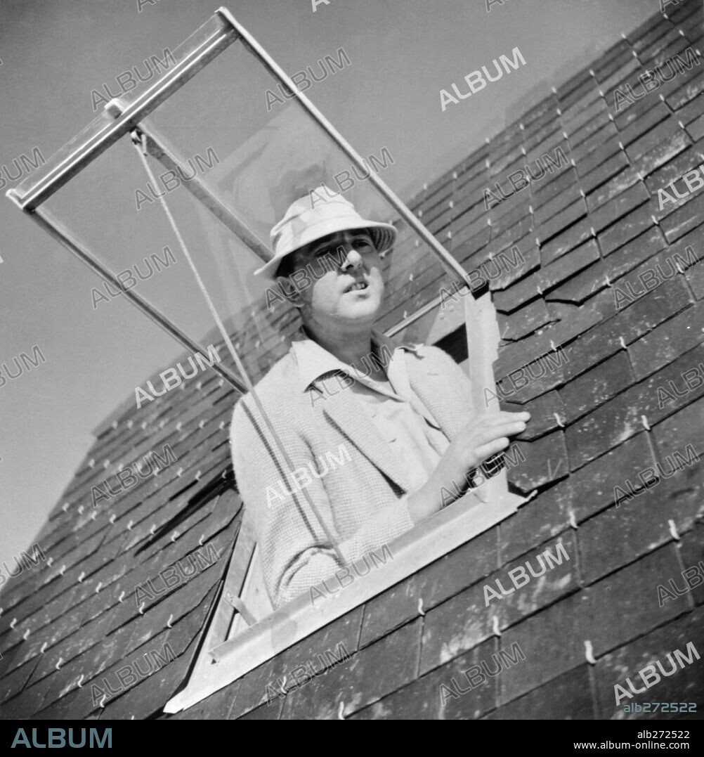 JACQUES TATI en LAS VACACIONES DEL SEÑOR HULOT, 1953 (LES VACANCES DE MONSIEUR HULOT), dirigida por JACQUES TATI. Copyright CADY/DISCINA.