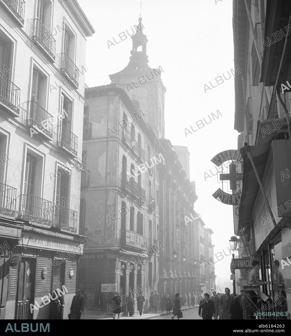 CALLE DE EMBAJADORES CON LA IGLESIA DE SAN MILLAN Y SAN CAYETANO AL FONDO - FOTOGRAFIA EN BLANCO Y NEGRO - AÑOS 60.