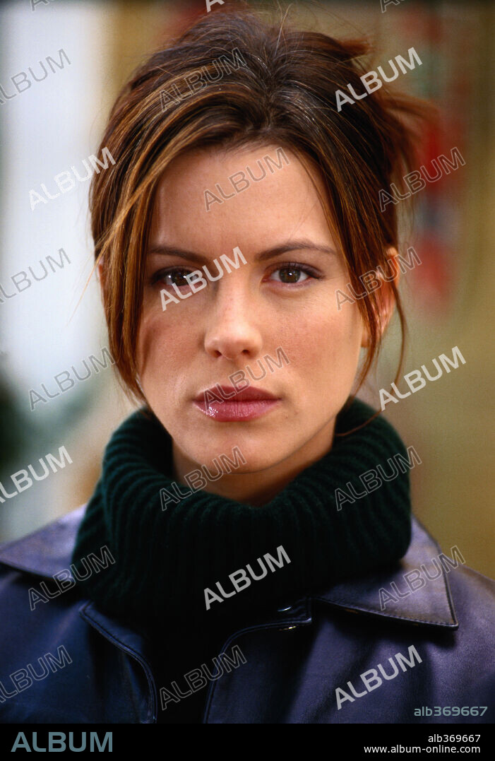 KATE BECKINSALE in SERENDIPITY, 2001, directed by PETER CHELSOM. Copyright SIMON FIELDS PRODUCTIONS/TAPESTRY FILMS / LEE, DAVID.