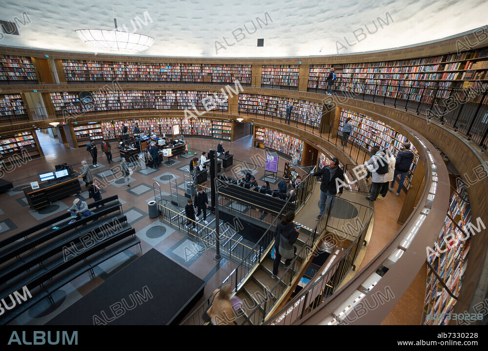 Rotunde in der Stadtbibliothek oder Stadsbibliotek Stockholm,
Architekt Gunnar Asplund, 1928 eingeweiht. Ecke Sveavägen und Odengatan im Stadtteil Vasastaden, Stockholm. Innenraum, Foto. Stockholm Stockholm.