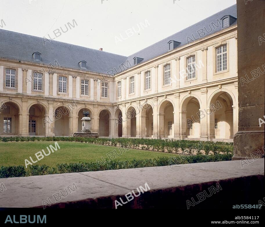 Reims (Marne). Abbaye Saint-Rémi, cloître. XIIIe, XVIIe, XVIIIe siècle. Aujourd'hui Musée d'Histoire et d'Archéologie. - Vue du cloître (XVIIe siècle). Photo, 1984.