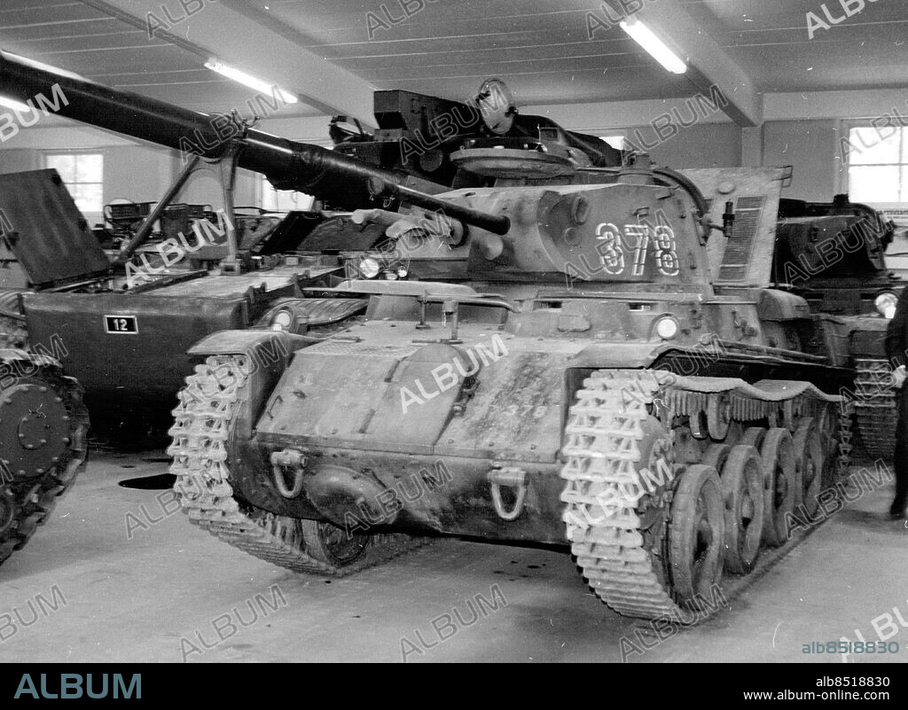 Axvall 1969-05-07. Pansarmuseet i Axvall. Svensk bandkanonvagn på 52 ton som skjuter 15 90-kilos skott i minuten 25 km långt. Foto: SvD / TT / kod 12014.