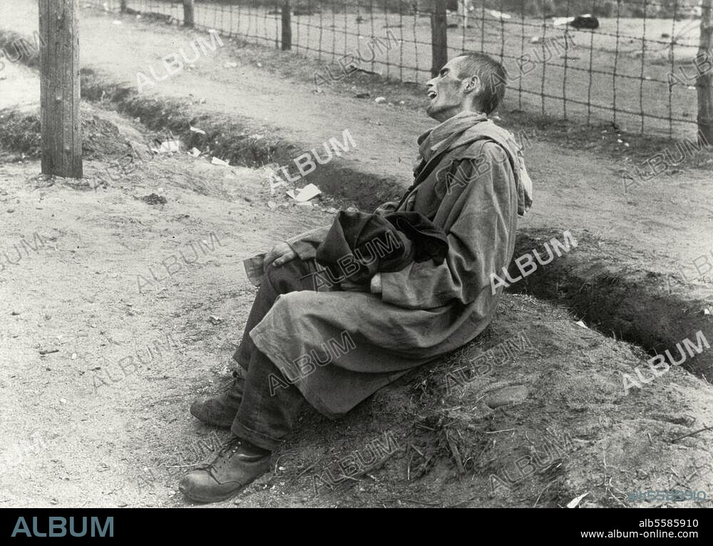 National socialisme (nazisme) : camps de concentration. Libération du camp de Bergen-Belsen par les troupes britanniques de la 2e armée le 15 avril. 1945. - Survivant. Photo, 1945.