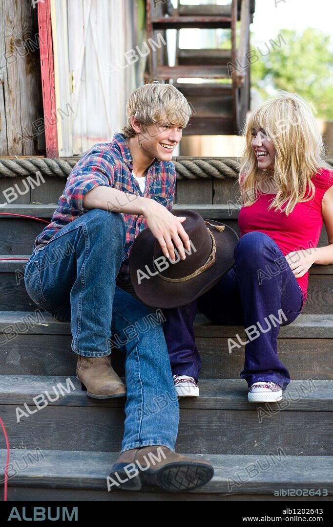 LUCAS TILL und MILEY CYRUS in HANNAH MONTANA: THE MOVIE, 2009, unter der Regie von PETER CHELSOM. Copyright millar gough ink/walt disney pictures / EMERSON, SAM.