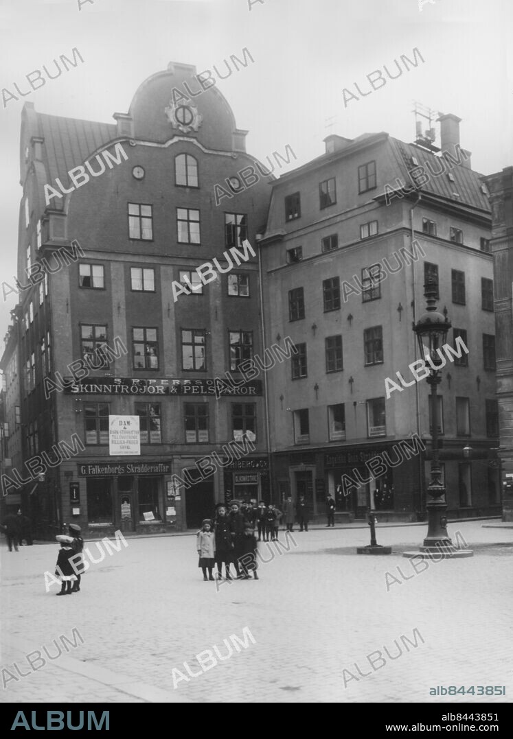 STOCKHOLM 1911.. Orig. bildtext... Stortorget - hörnet av Köpmangatan Anm. Grillska huset Gatlyktor S.P. PERSSON SKINNTRÖJOR & PELSVAROR Husgavlar Lyktstolpar G Falkenbergs Skrädderiaffär CD266 sites: GAMLA STAN;STOCKHOLM;SVERIGE.