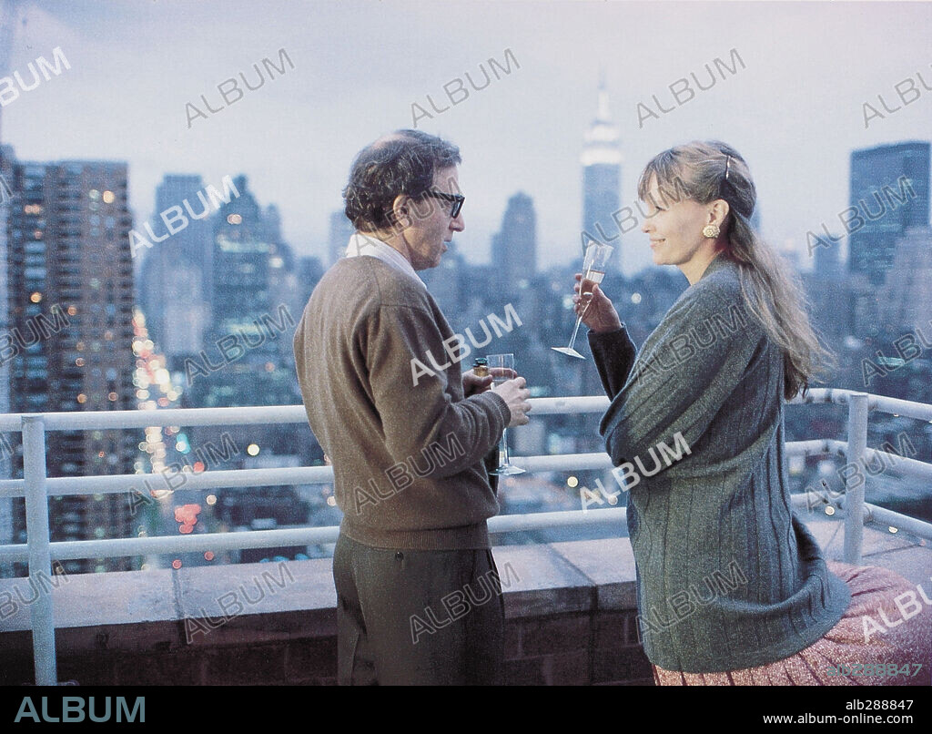MIA FARROW y WOODY ALLEN en HISTORIAS DE NUEVA YORK, 1989 (NEW YORK STORIES), dirigida por FRANCIS FORD COPPOLA, MARTIN SCORSESE y WOODY ALLEN. Copyright TOUCHSTONE PICTURES.