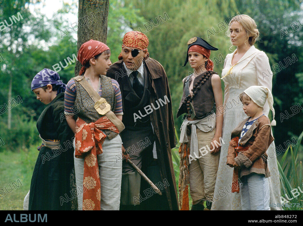 JOHNNY DEPP and KATE WINSLET in FINDING NEVERLAND, 2004, directed by MARC FORSTER. Copyright MIRAMAX.
