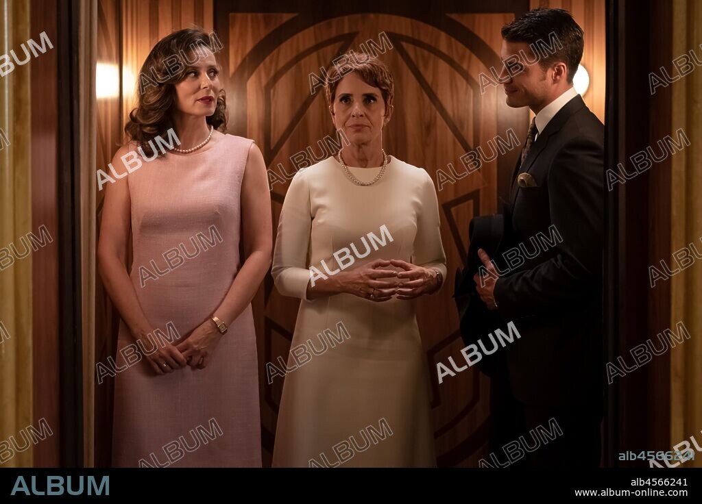 ADRIANA OZORES, AITANA SANCHEZ-GIJON y MAXI IGLESIAS en VELVET COLLECTION, 2017, dirigida por GEMA R. NEIRA y RAMON CAMPOS. Copyright BAMBU PRODUCCIONES/MOVISTAR +. Episodio Final. Una historia para recordar.