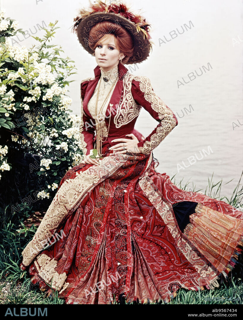 BARBARA STREISAND. BARBRA STREISAND in HELLO, DOLLY!, 1969, unter der Regie von GENE KELLY. Copyright 20TH CENTURY FOX/CHENAULT PRODS.